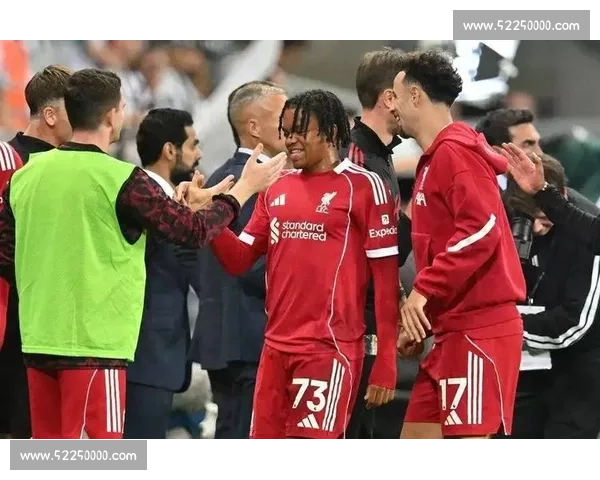 绝杀时刻引爆全场!球迷疯狂追逐英雄球员